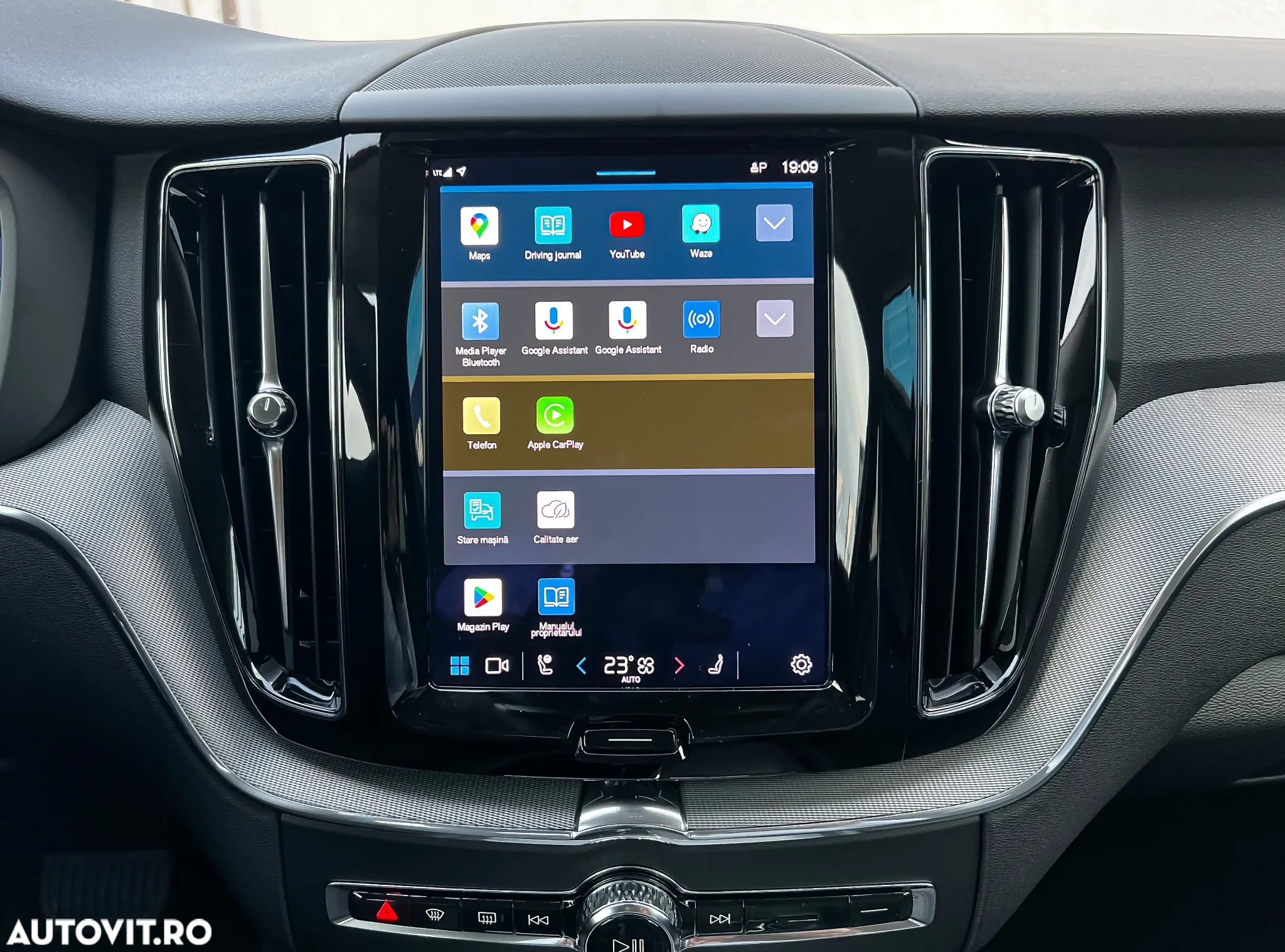 Volvo XC 60 B4 MHEV AT AWD Plus Dark - 13
