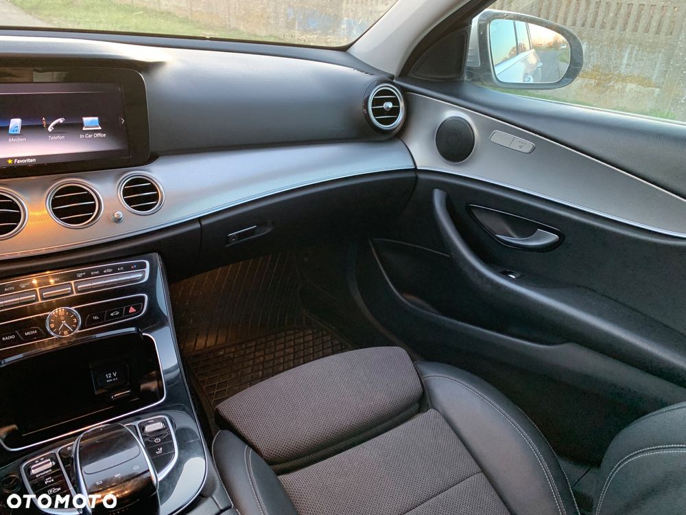 Mercedes-Benz Klasa E 220 d 4-Matic Avantgarde - 26