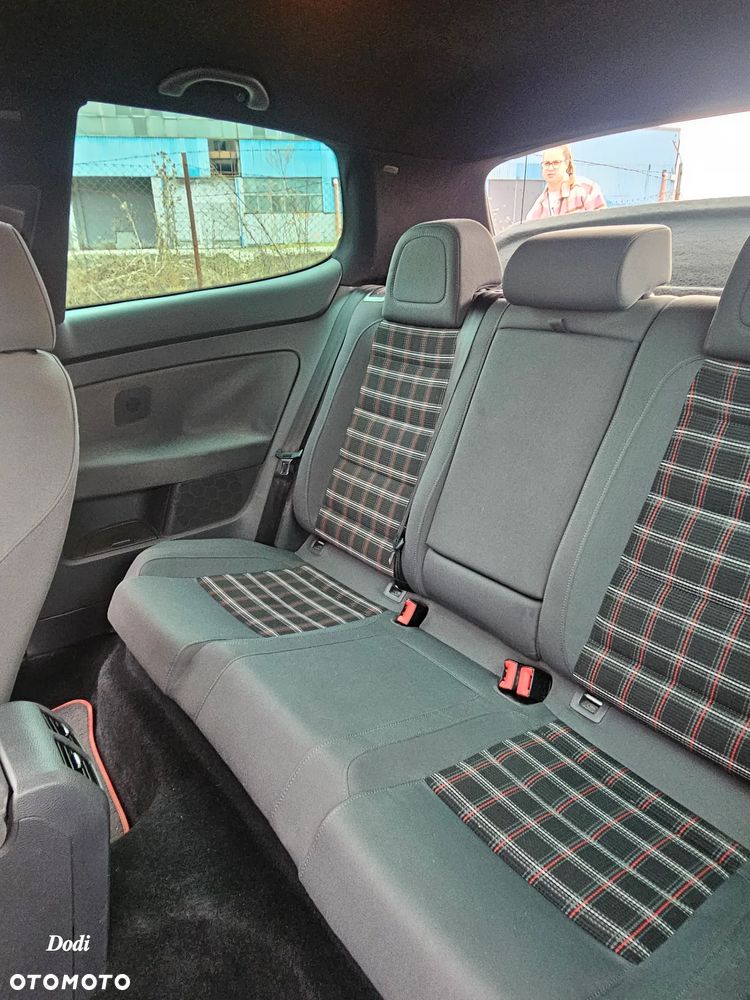 Volkswagen Golf - 25