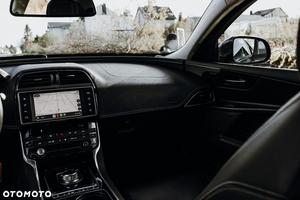 Jaguar XE 20d R-Sport - 24
