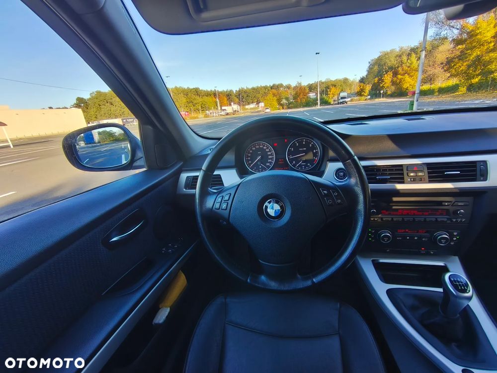 BMW Seria 3 320i Touring - 10