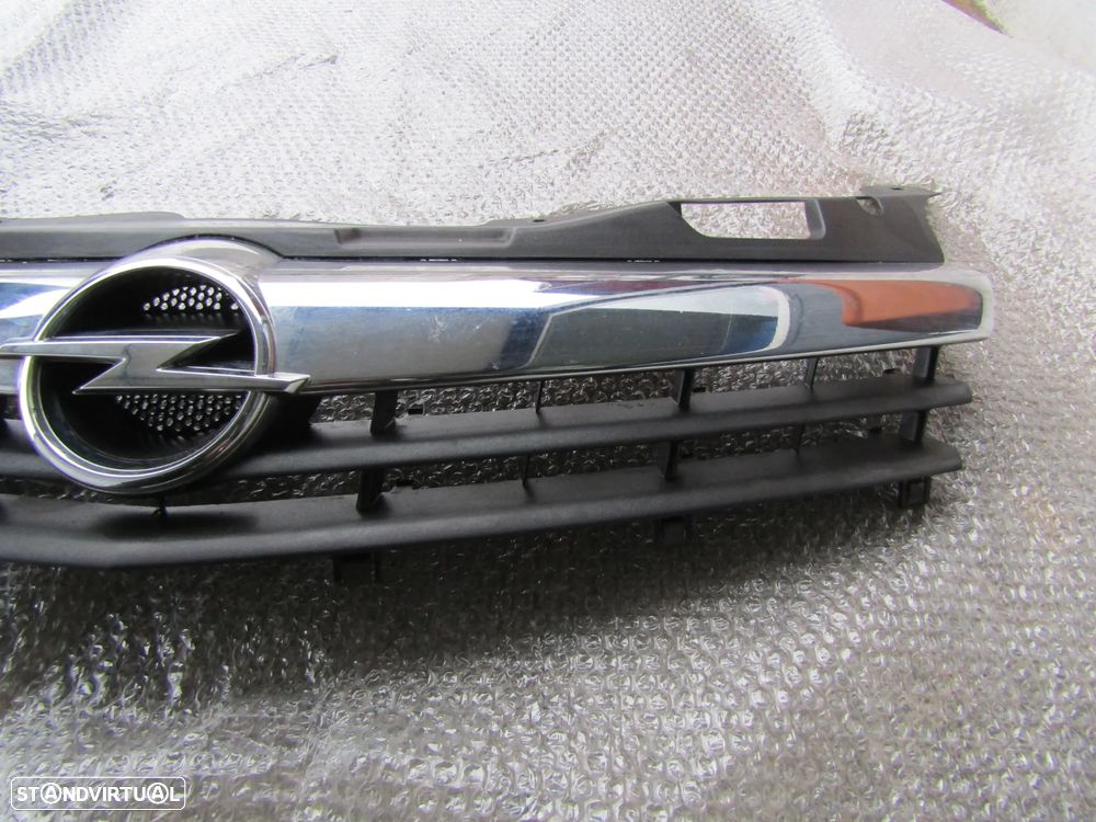Grelha central Opel Astra GTC ano 2005  em bom estado - 5
