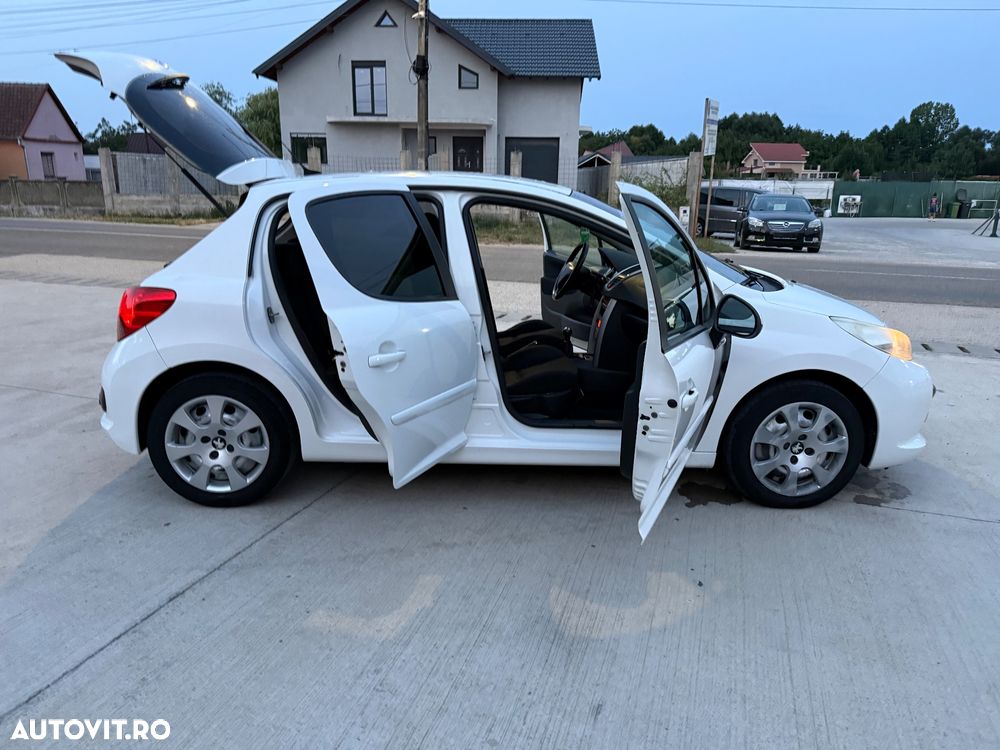 Peugeot 207 1.6HDI Feline - 30