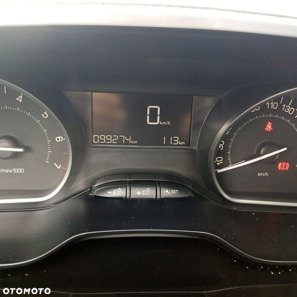 Peugeot 208 - 8
