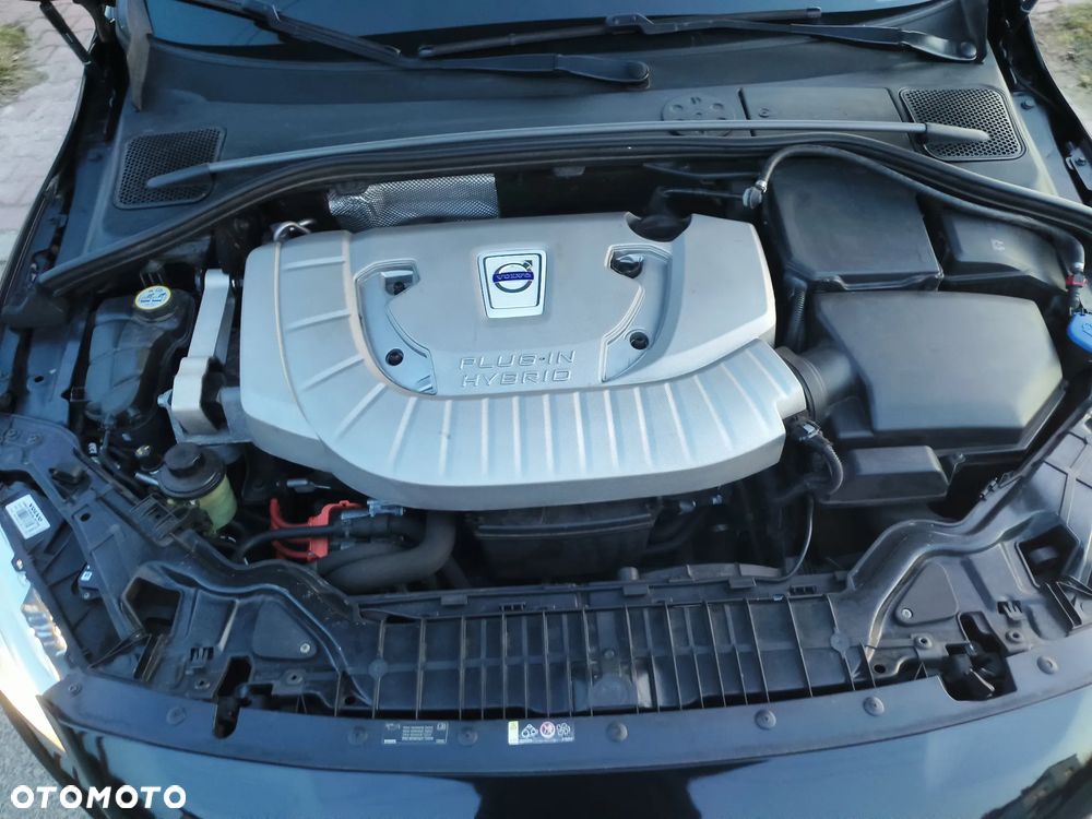 Volvo V60 D6 AWD Plug-in Hybrid R-Design Momentum - 31
