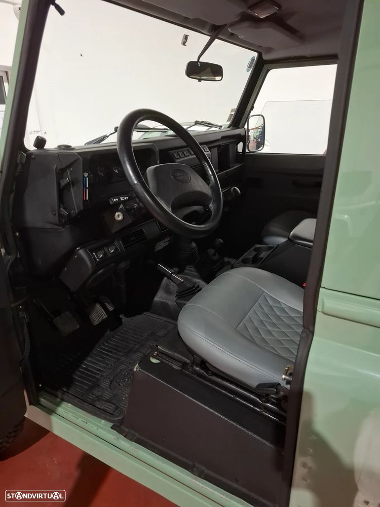 Land Rover Defender - 8