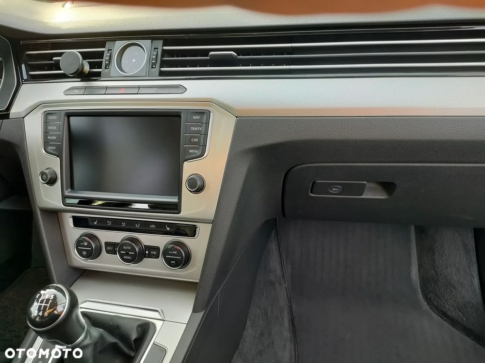 Volkswagen Passat - 25