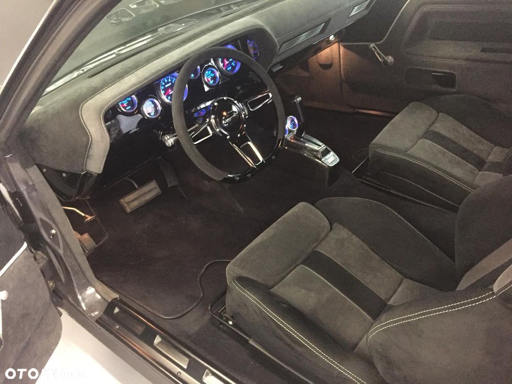 Dodge Challenger - 16