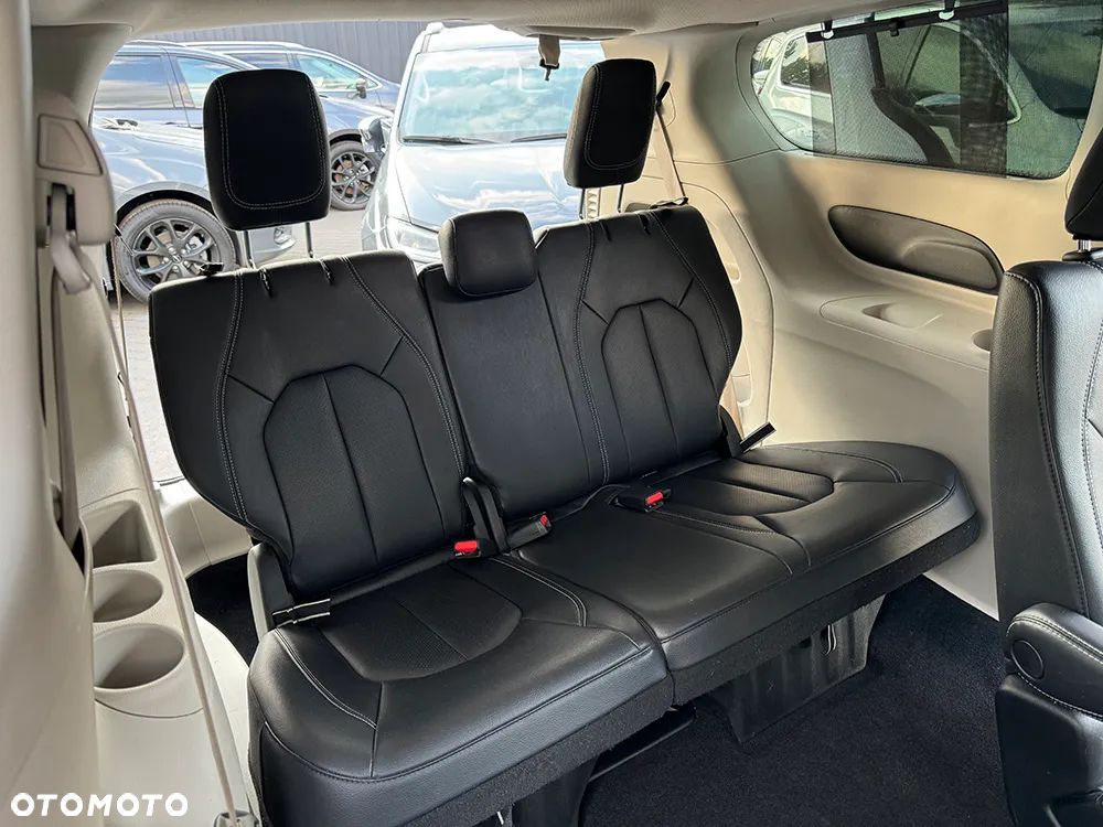 Chrysler Pacifica - 11