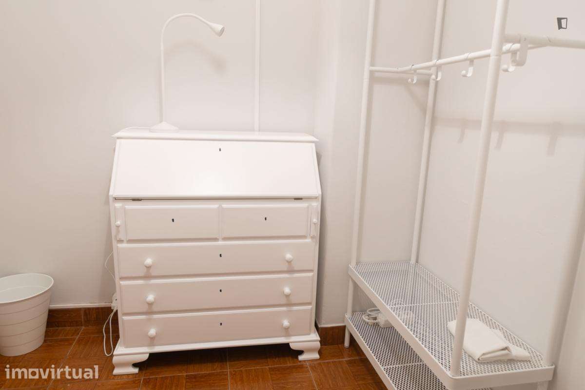 Quarto - localizado em Santa Marinha Porto - Grande imagem: 3/14