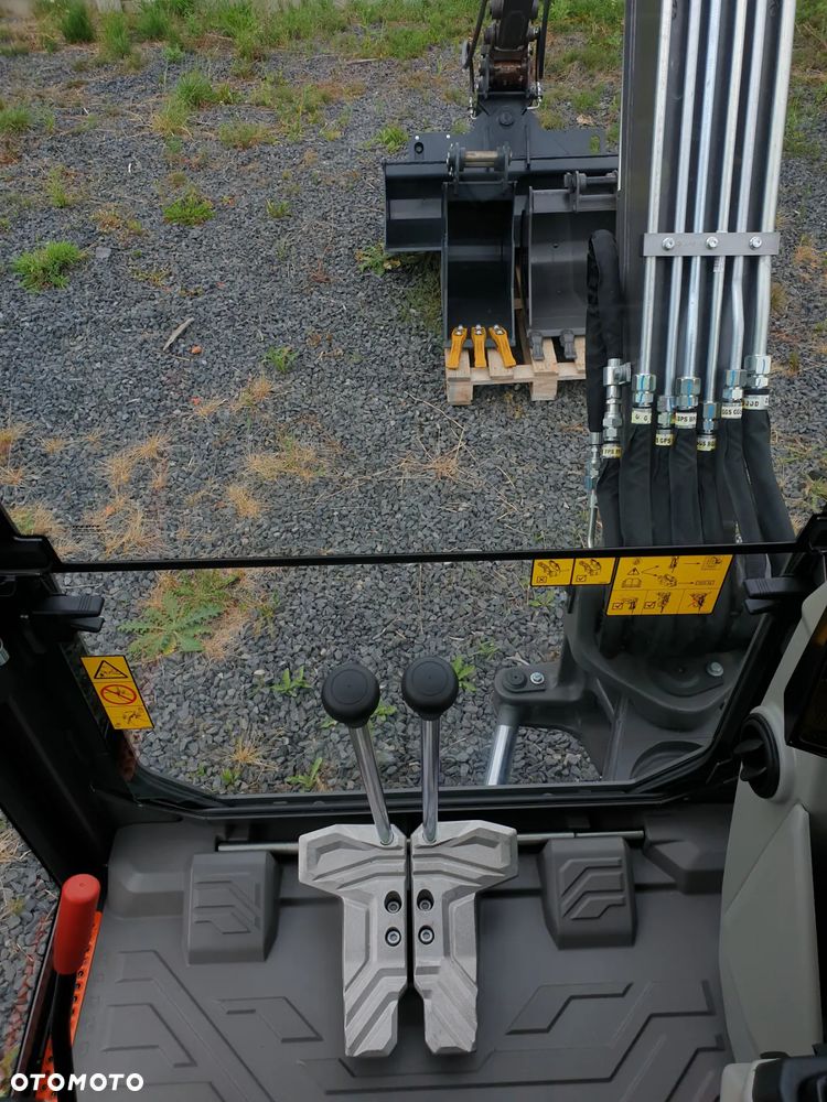 Volvo ECR40F KLIMATYZACJA NOWA DOSTĘPNA OD RĘKI, SZYBKOZŁĄCZE, DŁUGIE RAMIĘ, OBRÓT W OBRYSIE, ŁYŻKI: 300, 600, 1200MM SKARPOWA HYDRAULICZNA STEROWANA Z JOYSTICKA, PŁYWAJĄCY LEMIESZ SPYCHARKOWY - 37