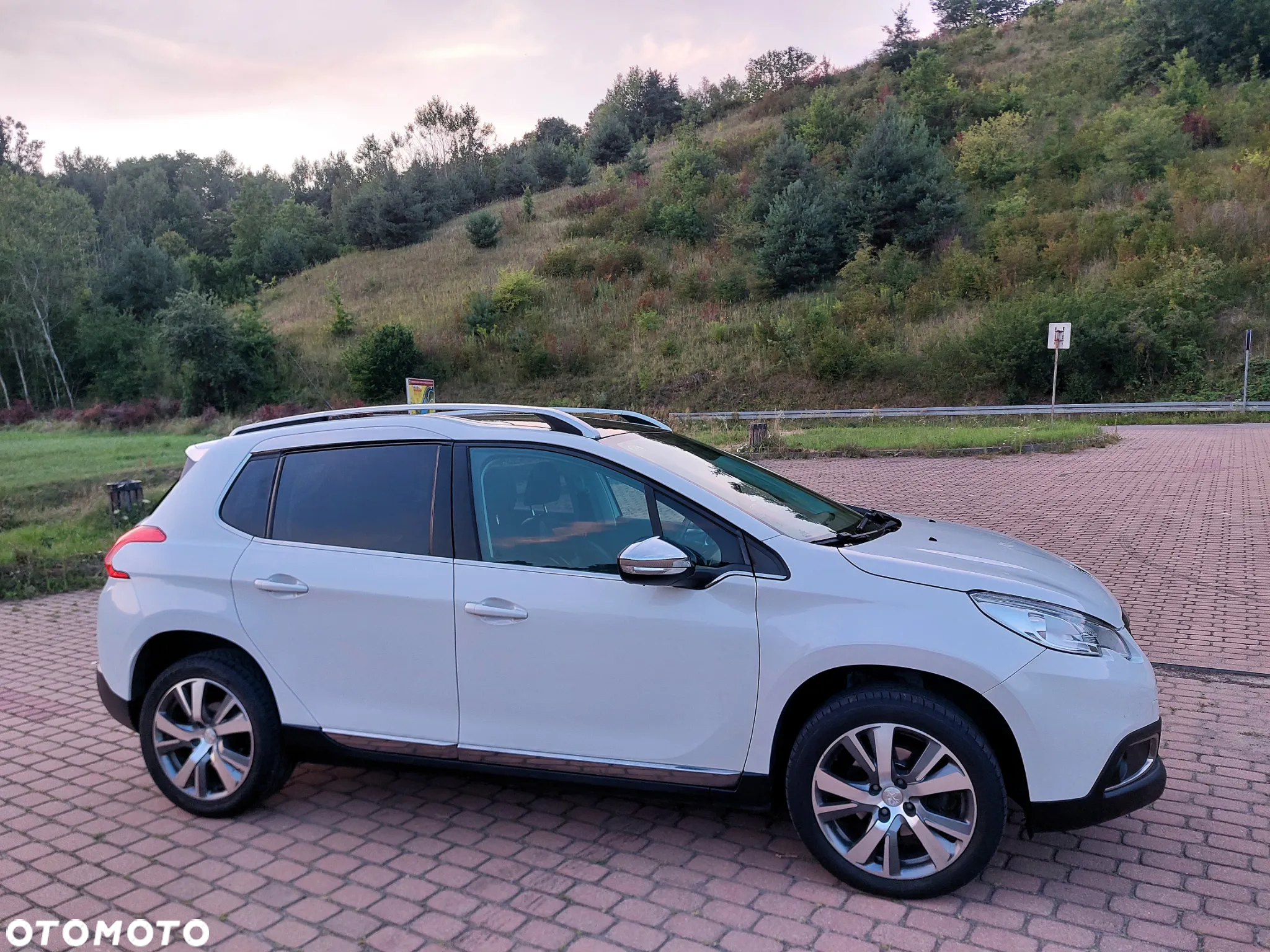 Peugeot 2008 e-HDi FAP 115 STOP & START Allure - 4