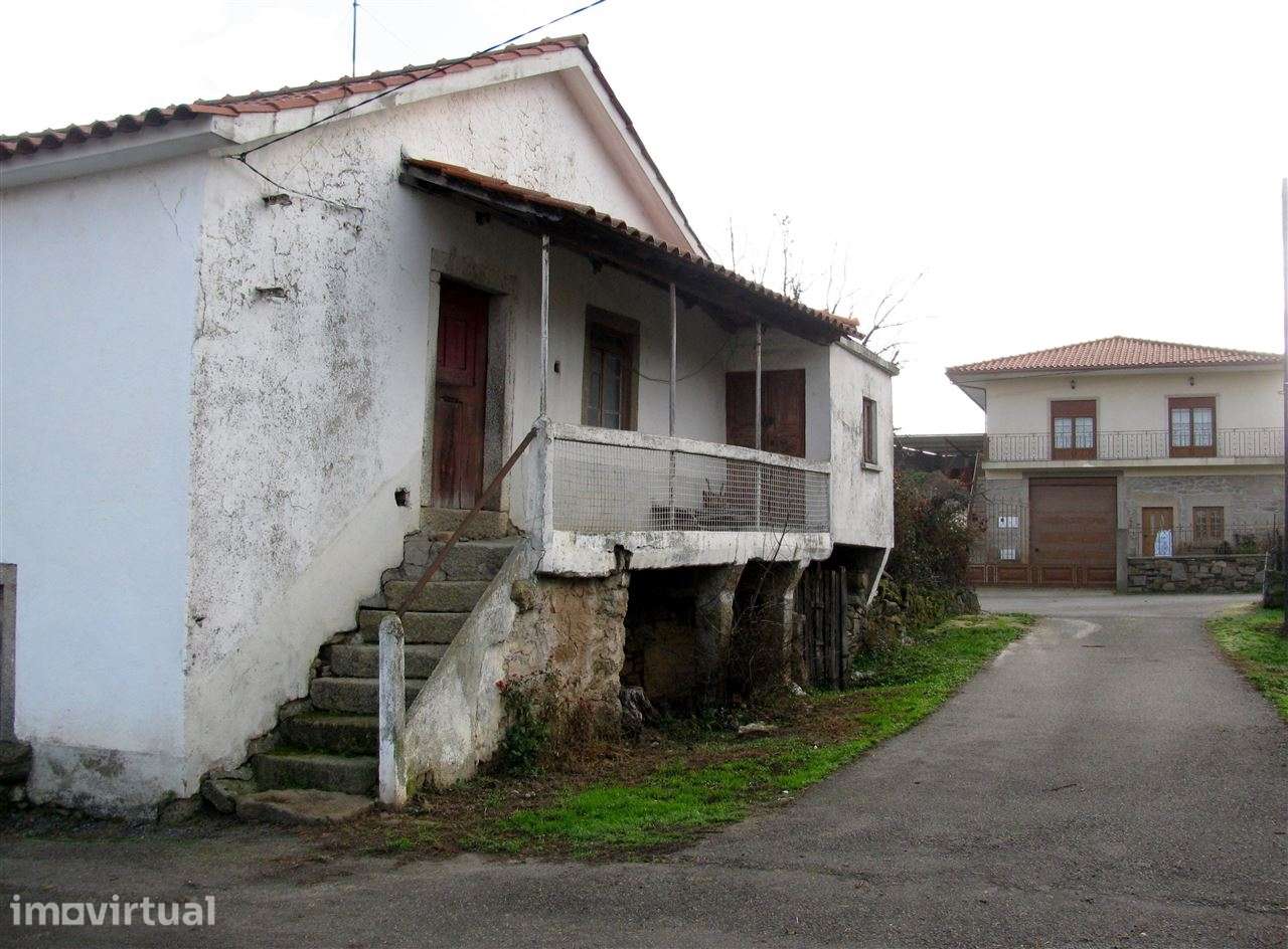 Construções rústicas para restauro, Duas Igrejas - Grande imagem: 2/17