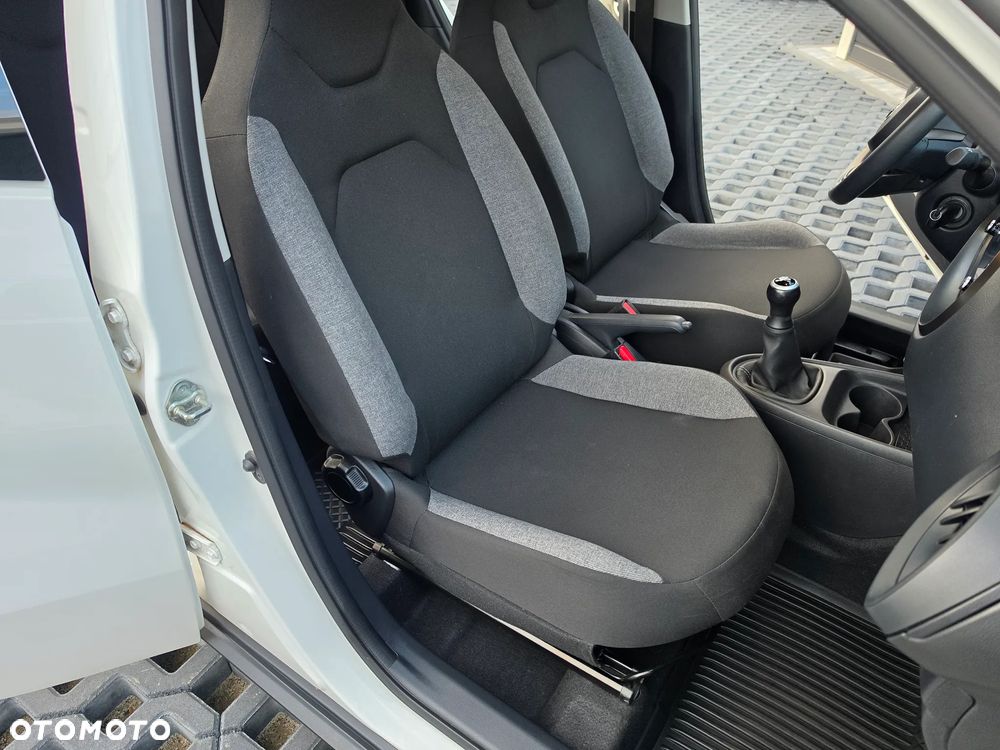 Toyota Aygo X Black&White - 13