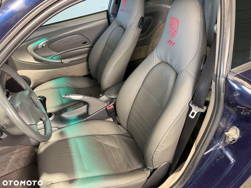 Porsche 911 Carrera - 11