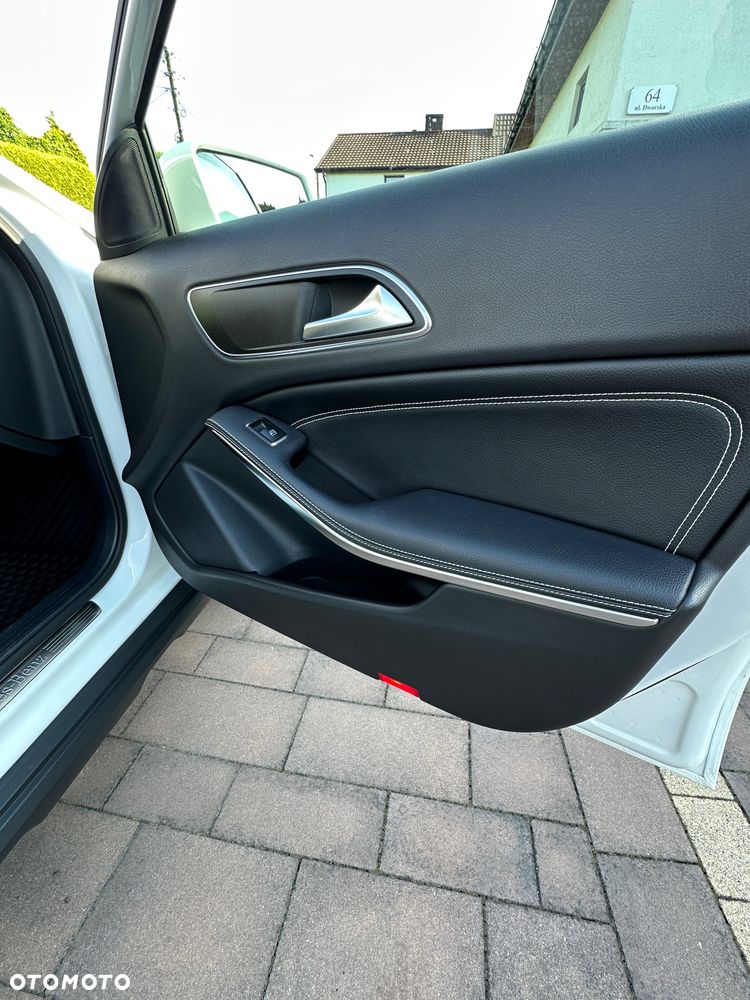 Mercedes-Benz GLA 200 7G-DCT - 16