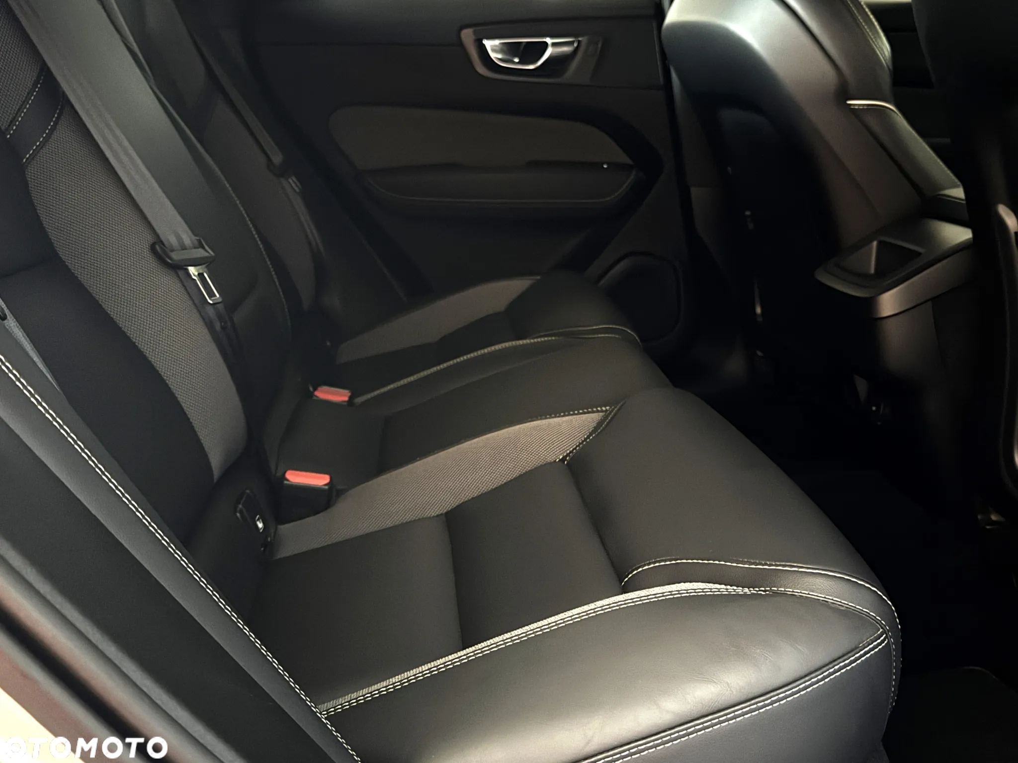 Volvo XC 60 B4 D Plus Dark - 19