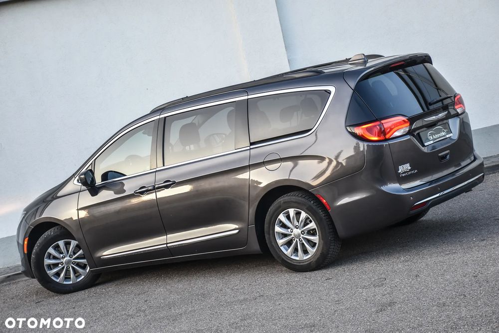 Chrysler Pacifica - 10