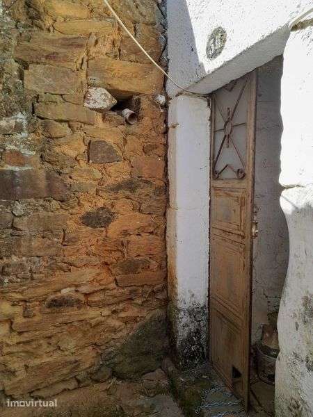 Ruina em pedra na Aldeia. - Grande imagem: 2/10