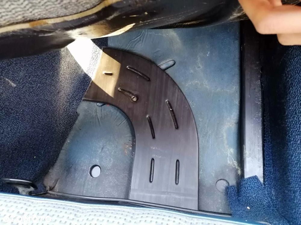 Mercedes-Benz W123 - 12