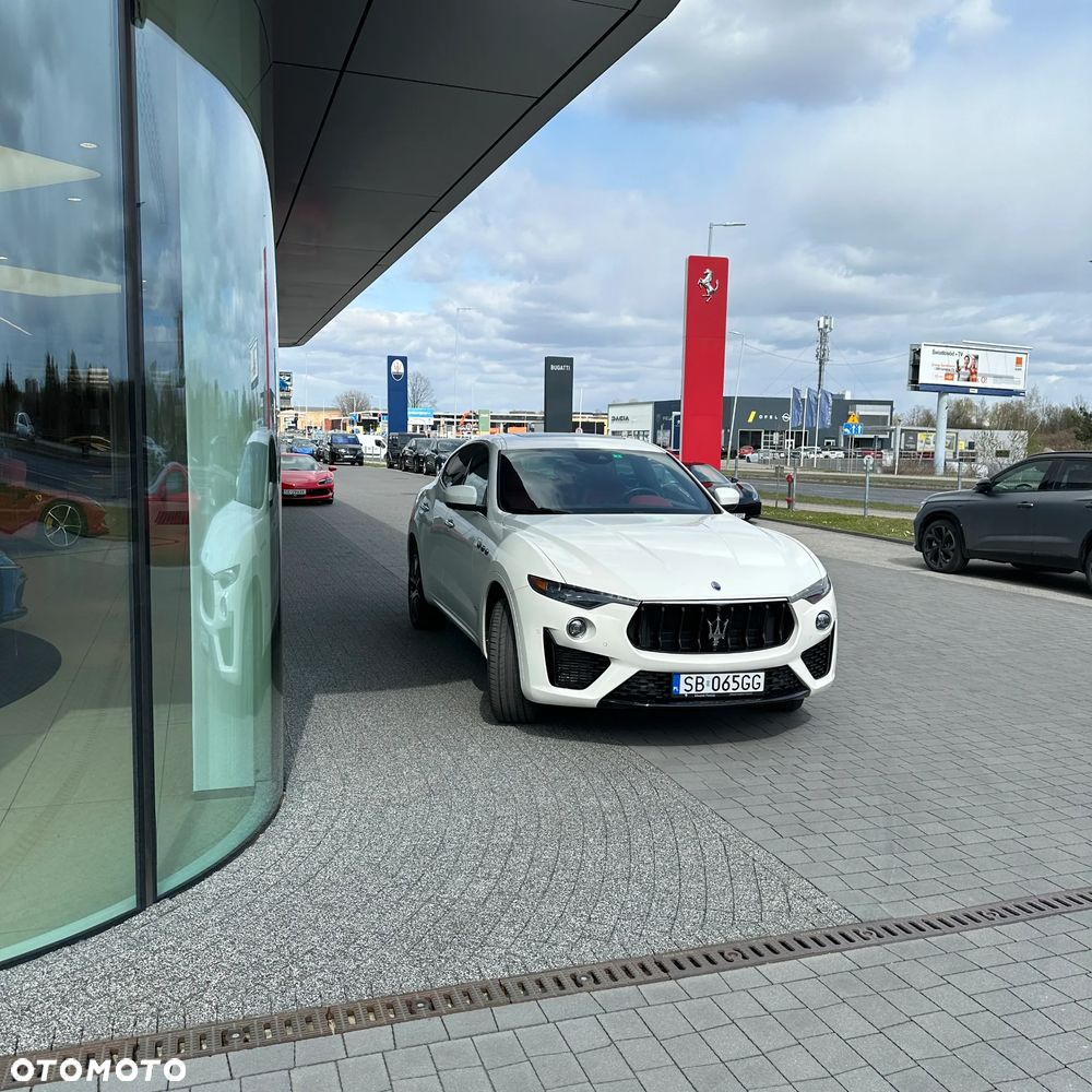 Maserati Levante Q4 Executive - 11