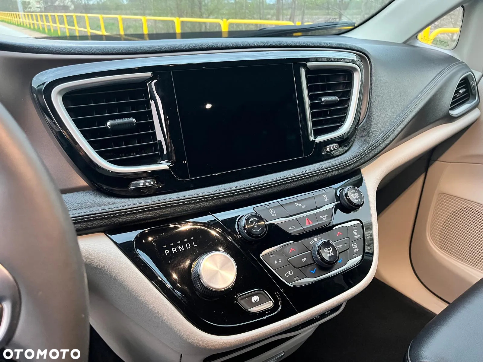 Chrysler Pacifica - 31