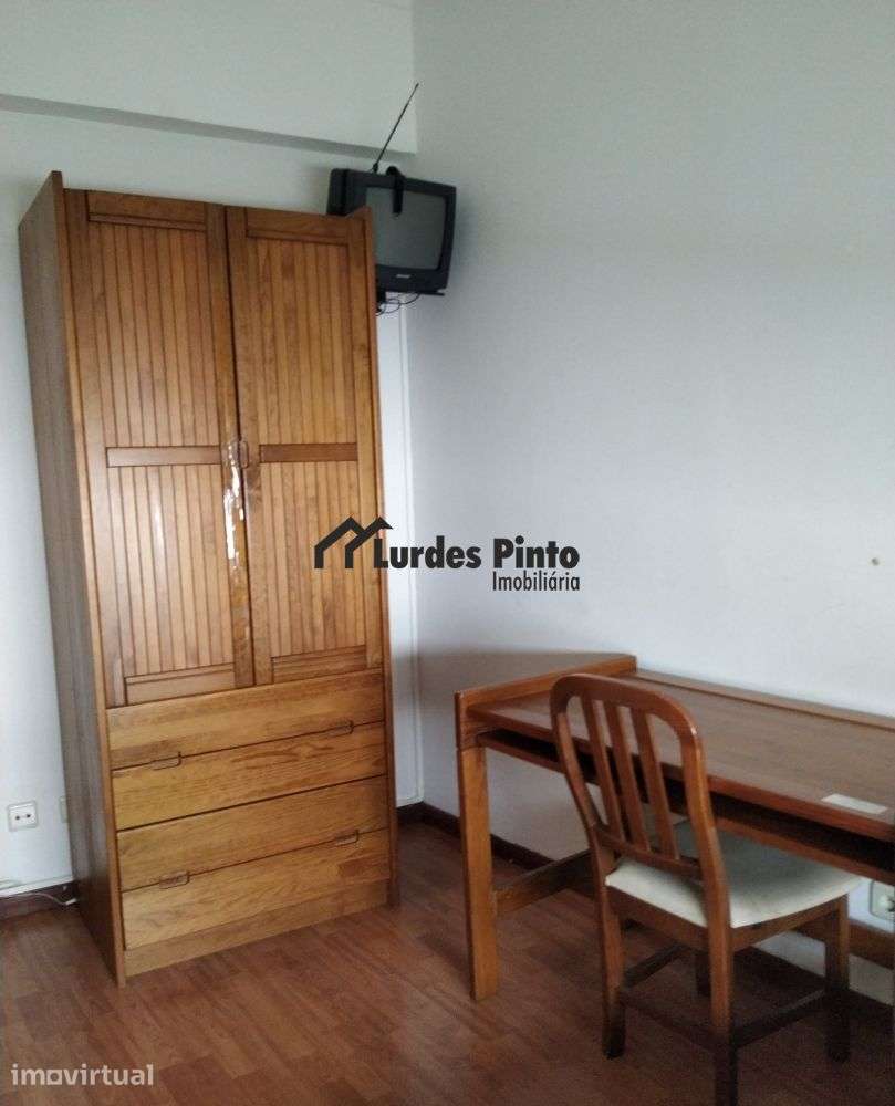 Quarto a rapariga perto da Escola Superior de Educação - Grande imagem: 2/12