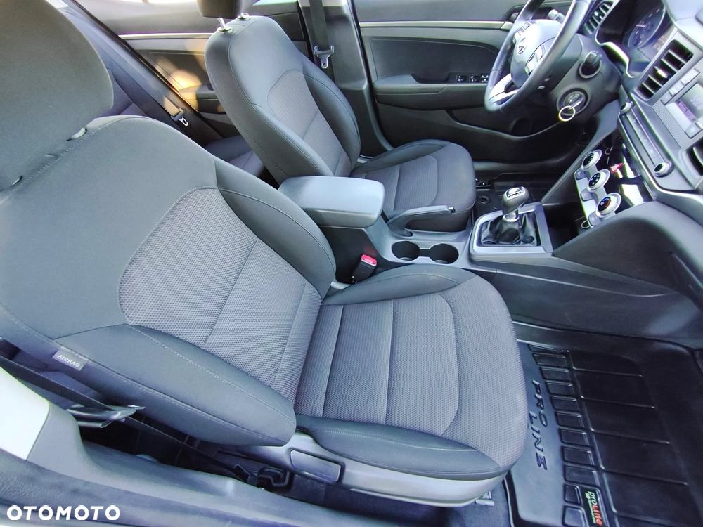Hyundai Elantra 1.6 Classic Plus - 8