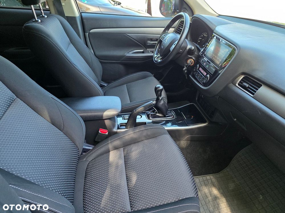 Mitsubishi Outlander - 12