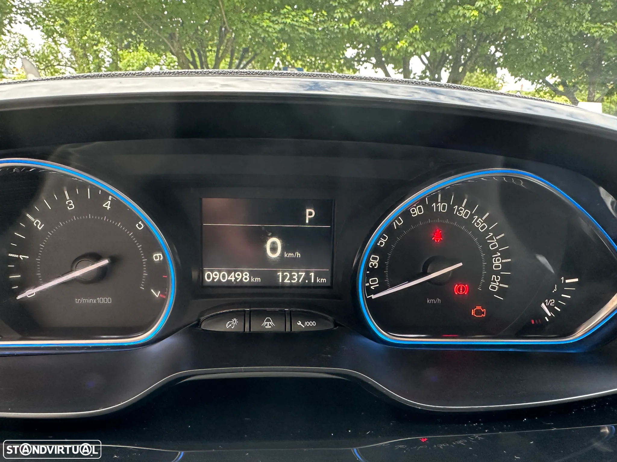 Peugeot 2008 1.2 PureTech Allure EAT6 - 17