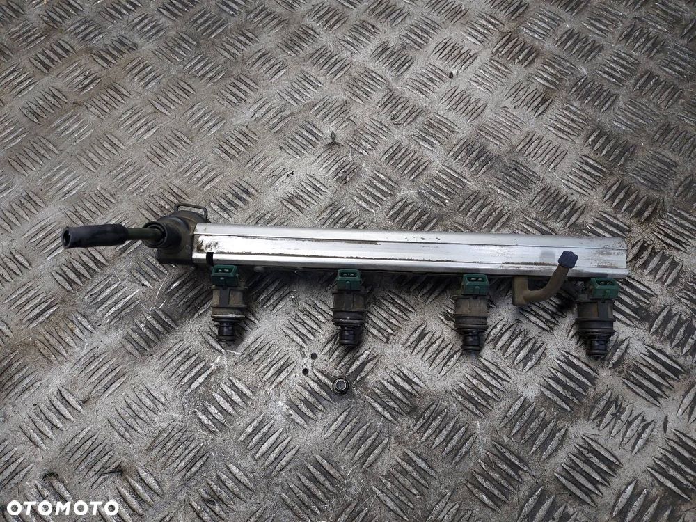 LISTWA WTRYSKOWA VOLVO V40 I S40 I 1.8 16V 9454710 - 1
