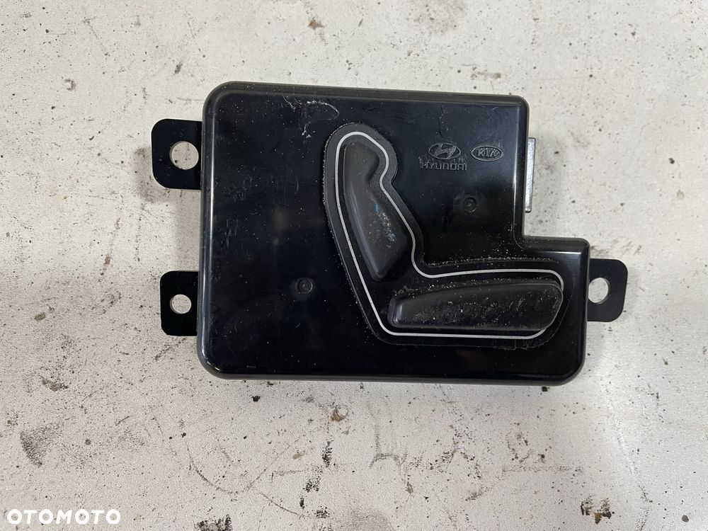 KIA CARNIVAL III PRZEŁĄCZNIK FOTELA LEWY PRZEDNI PRZÓD PANEL STEROWANIA 88990-4D000 - 1