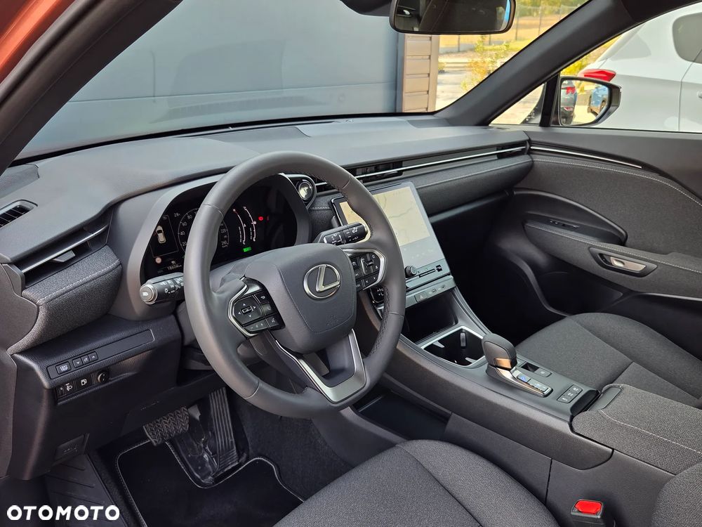 Lexus LBX - 6