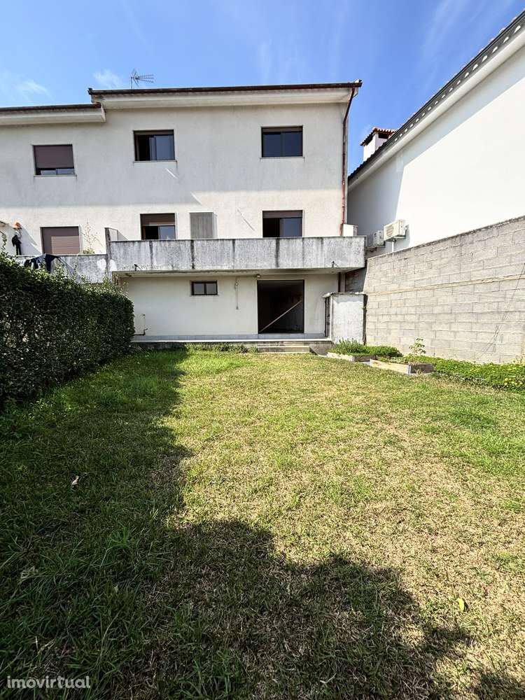 Moradia geminada T3, 3 pisos, c/ garagem p/ 2 carros + lugar exterior - Grande imagem: 4/26