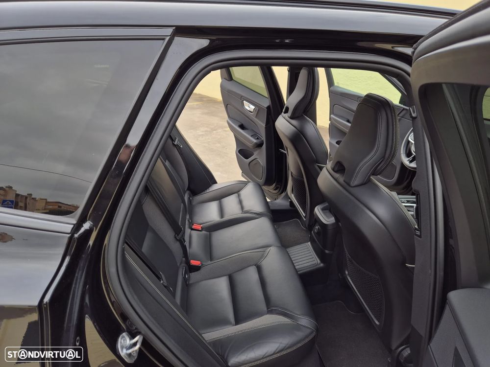 Volvo XC 60 2.0 T6 PHEV R-Design AWD - 26