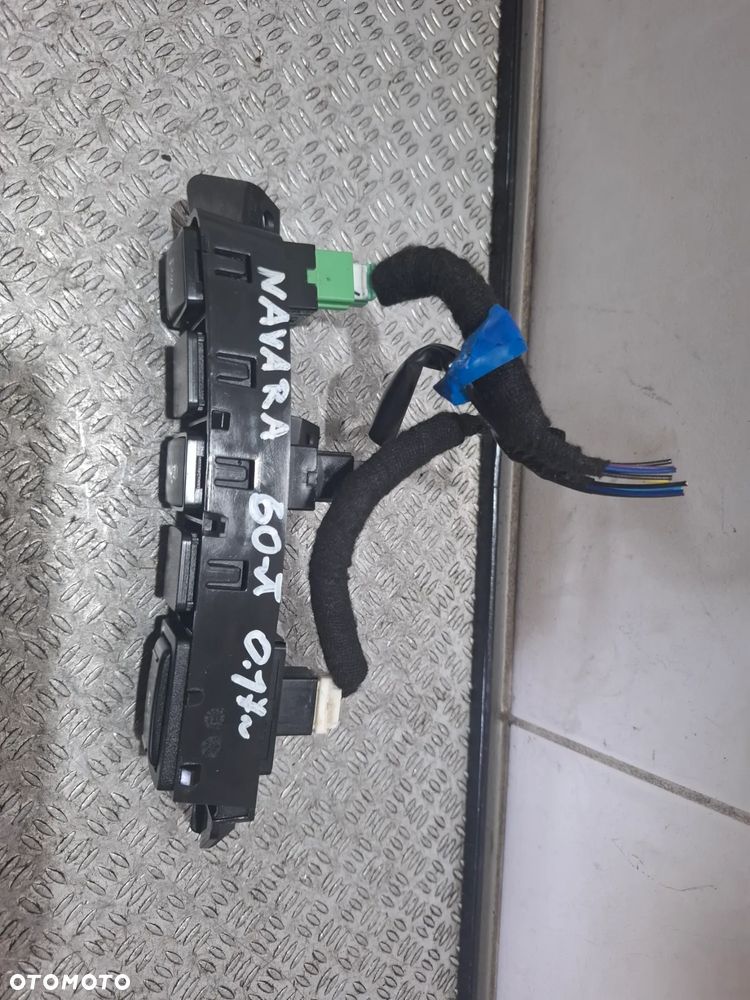 Przełączniki włączniki Nissan NAvara komplet 2017 rok - 2