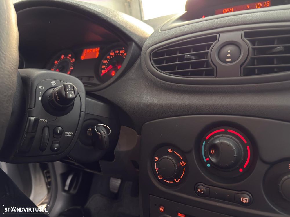 Renault Clio 1.2 16V Confort - 31