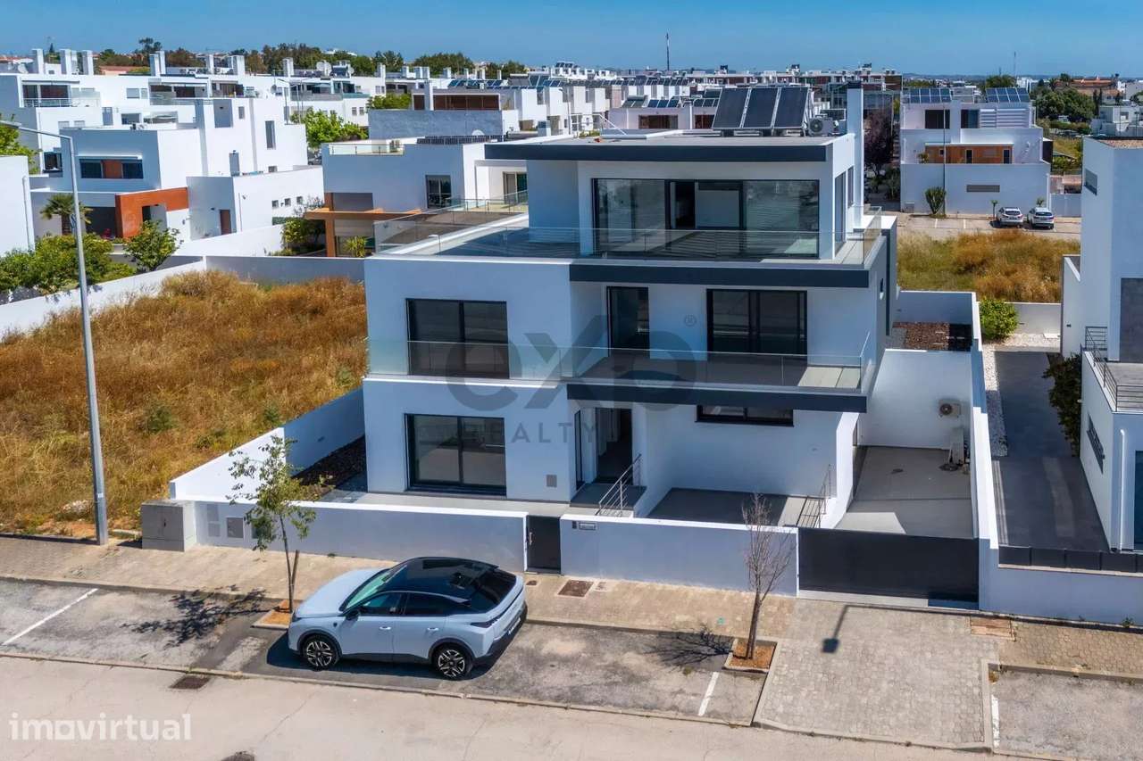 Moradia contemporânea T6 recém-construída pela Tavira Waterfront - Grande imagem: 5/60