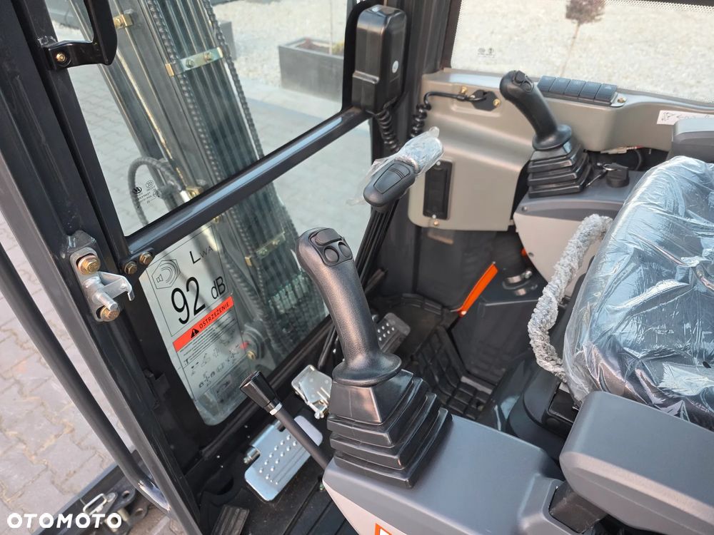 Inny NOWA minikoparka TORQMATIK ME18, silnik Yanmar 3TNV74F 11.2 kW - 40