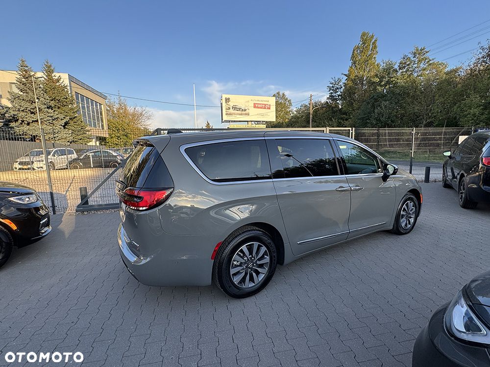 Chrysler Pacifica - 4