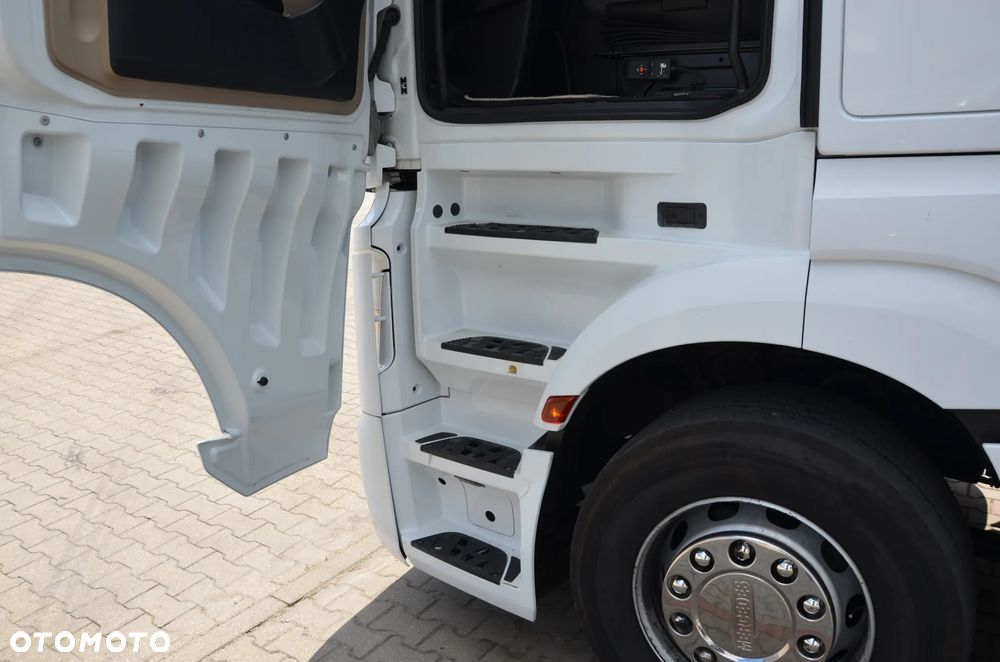 Mercedes-Benz ACTROS MP4 - 11