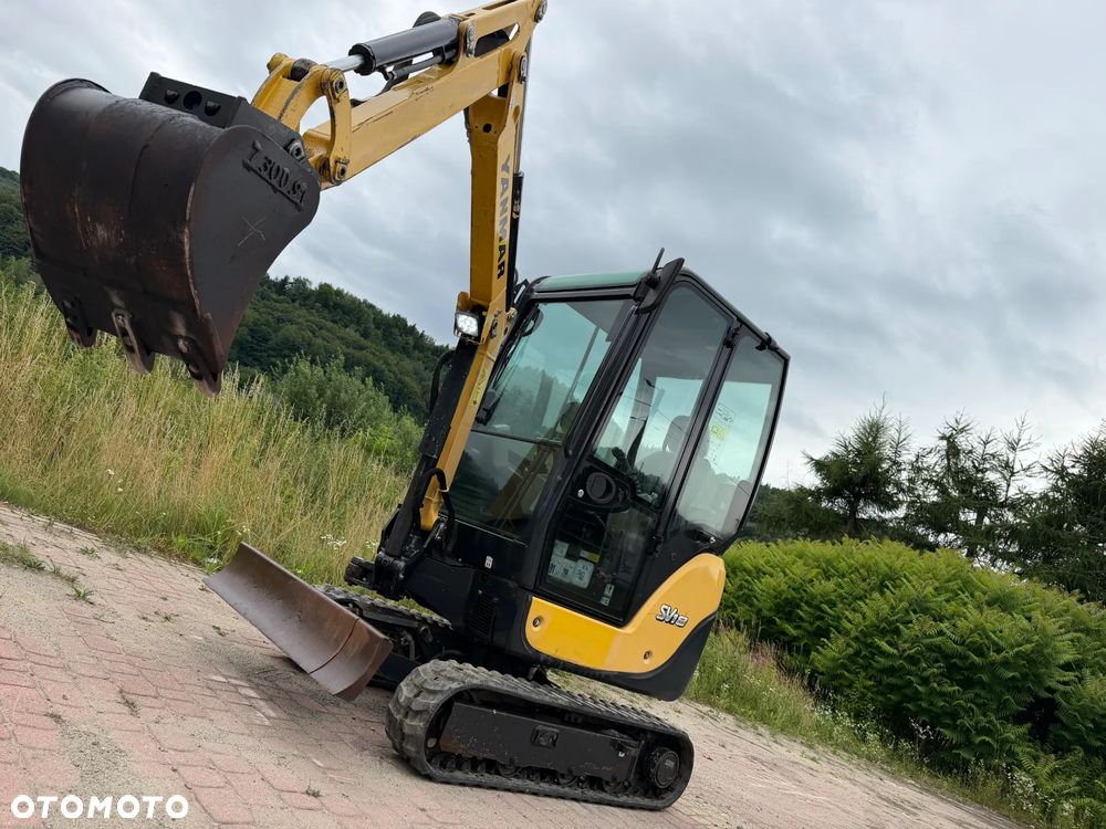 Yanmar SV18 Koparka Gąsienicowa 2 tony. Długie ramię PLUS. Szybkozłącze plus łyżka kopiąca. Rozsuwane Hydr. podwozie! Sprowadzona z Gospodarstwa Norweskiego! Maszyna jak Nowa z Salonu! 2017 rok. 1200 mtg! Gąsienice bez zużycia jak Nowe! szybka wolna jazda. Ani deka luzów i wycieków. OKAZJA Dodatkowe sekcje Hydrauliczne pod młot i wiertnice. Fabryczny lakier na podzespołach! Zebatki w pięknym stanie. Ogrzewana wentylowana Kabina. OKAZJA TANIO - 32