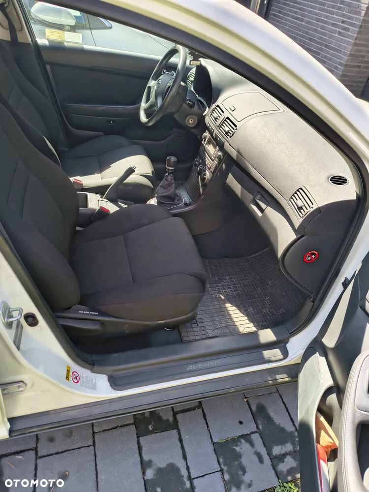 Toyota Avensis 2.0 D-4D - 11