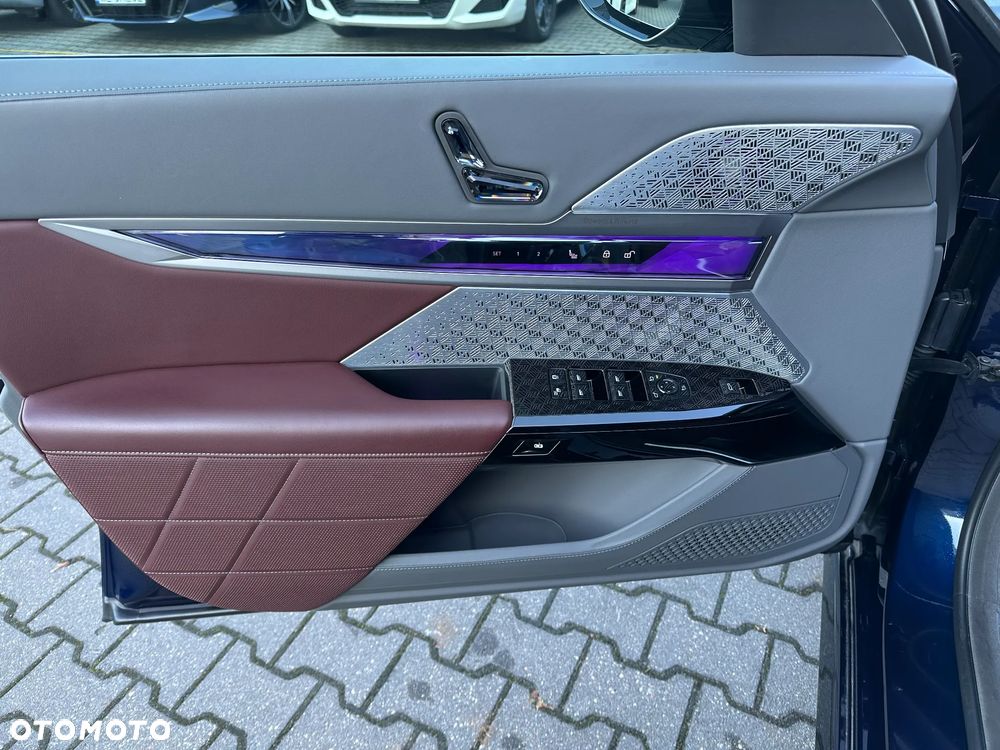 BMW i7 - 13