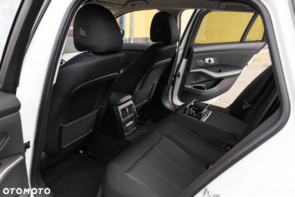 BMW Seria 3 318i - 31