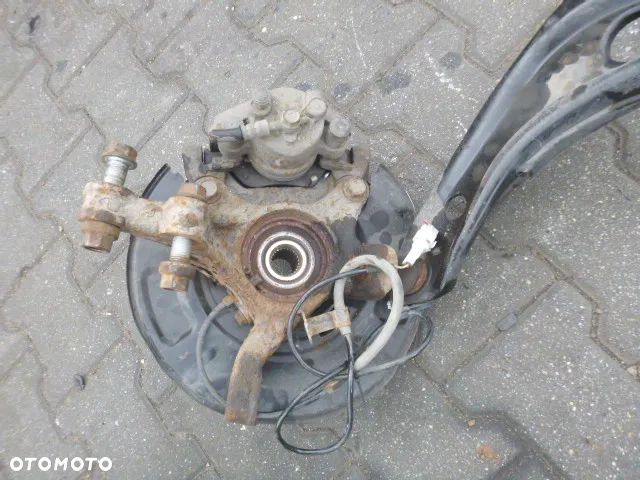 PIASTA LEWY PRZÓD LEWA PRZEDNIA TOYOTA YARIS II 1.3 ABS 05- - 10