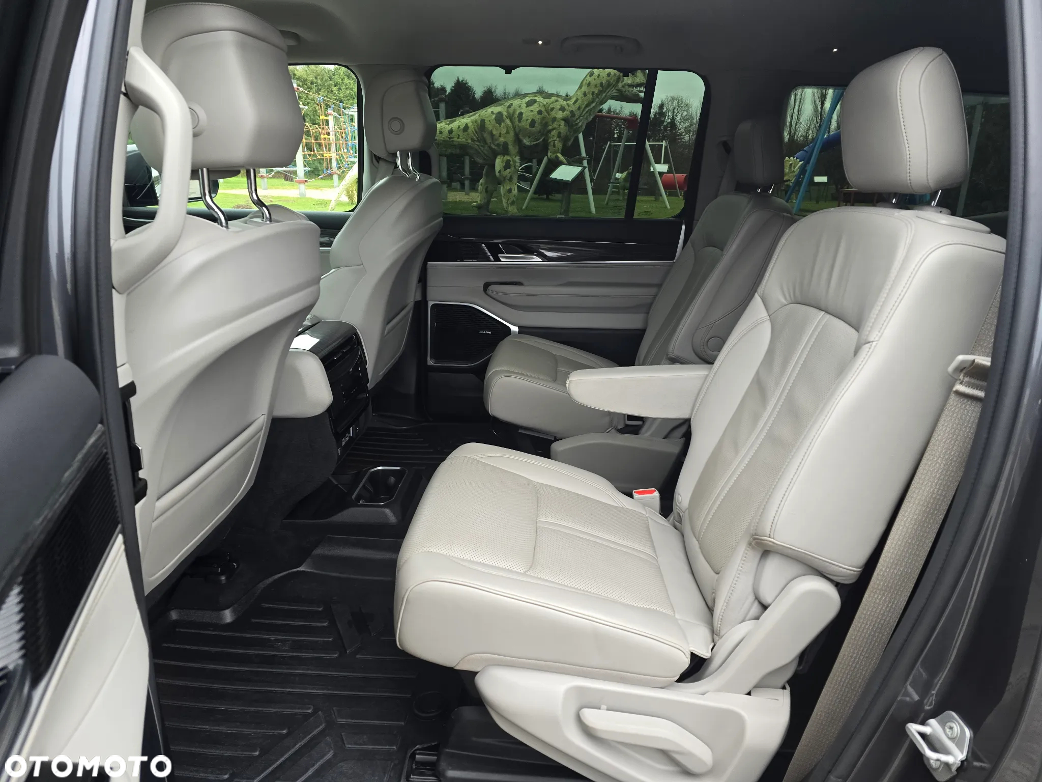 Jeep Wagoneer - 31
