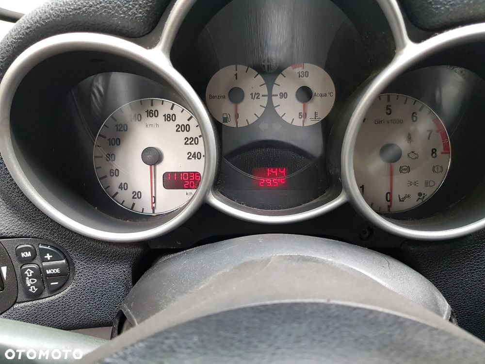 Alfa Romeo 147 1.6 Twin Spark Distinctive - 7