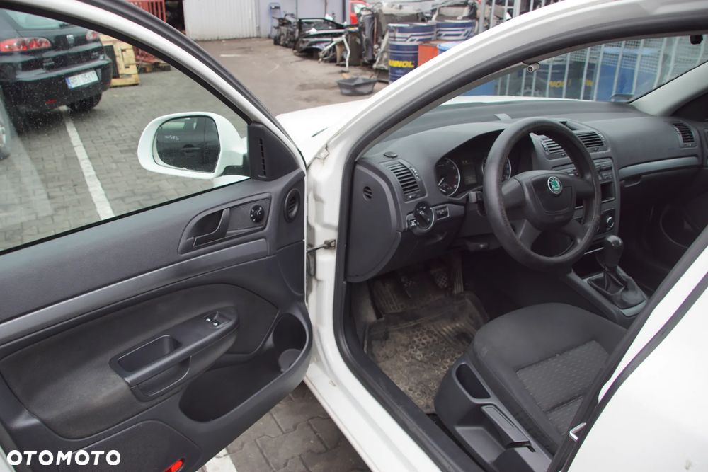 Auto na części - Skoda Octavia II Lift 1.6 MPI 102 KM BSE LVN LF9E 2011R Silnik Skrzynia Drzwi Maska Błotnik Zderzak Klapa Lampa Lusterko Klamka Szyba Deska Kokpit Sterownik Moduł Czujnik Licznik Panel Kierownica - 10