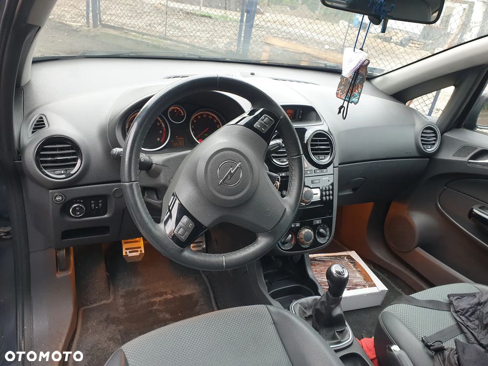 Opel Corsa 1.4 16V Cosmo - 11